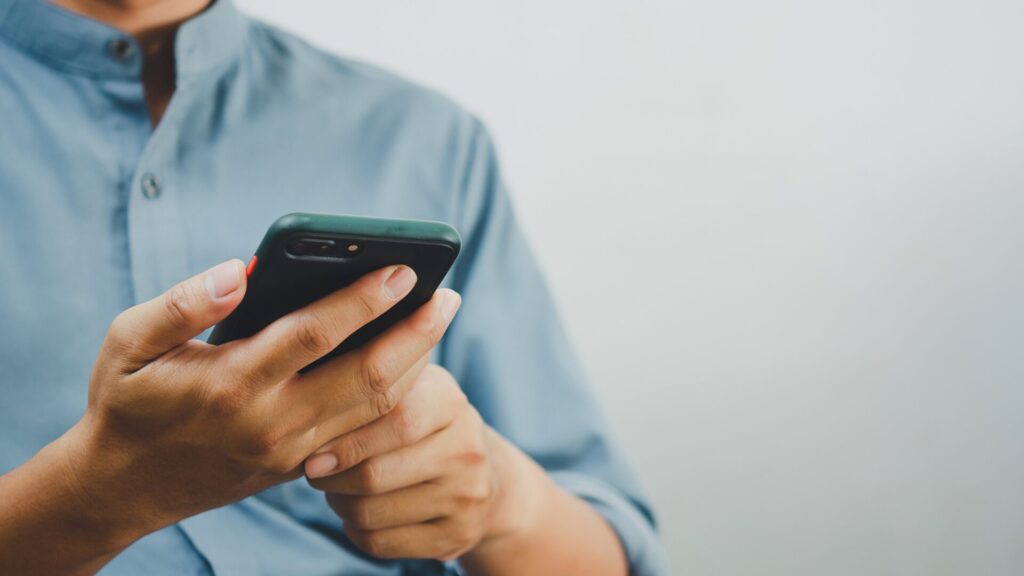 届いた服の感想をスマホで伝えている男性